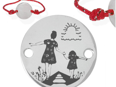 Mère et fille sur voie 400x300 - Cadeaux personnalisés : Bracelet ajustable rouge mère et fille sur voie